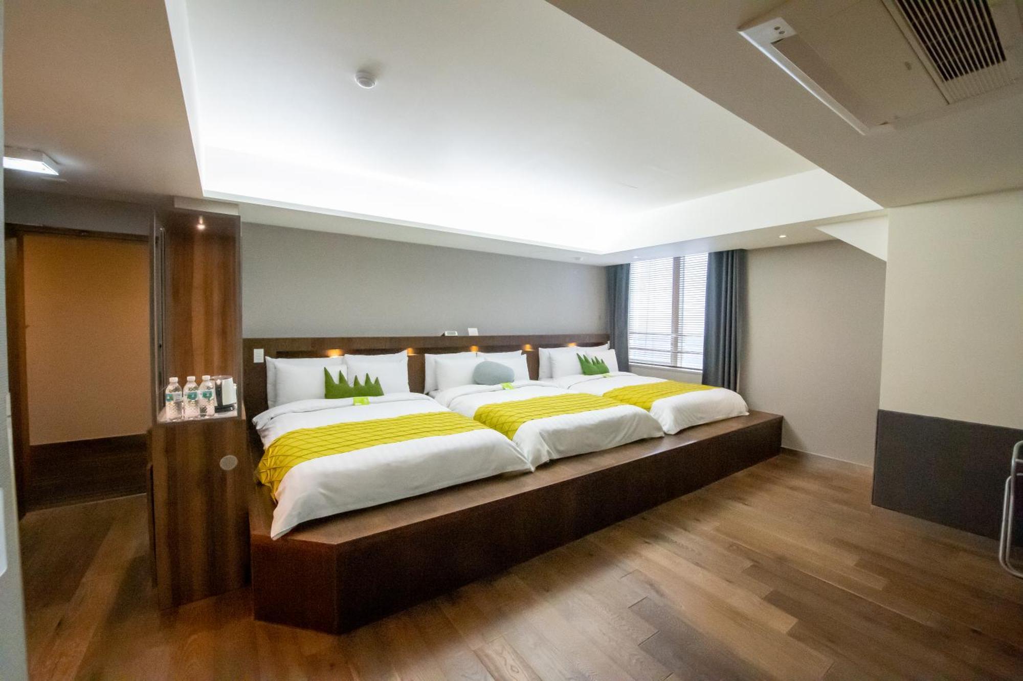 Family Room,1442649232:JPEG