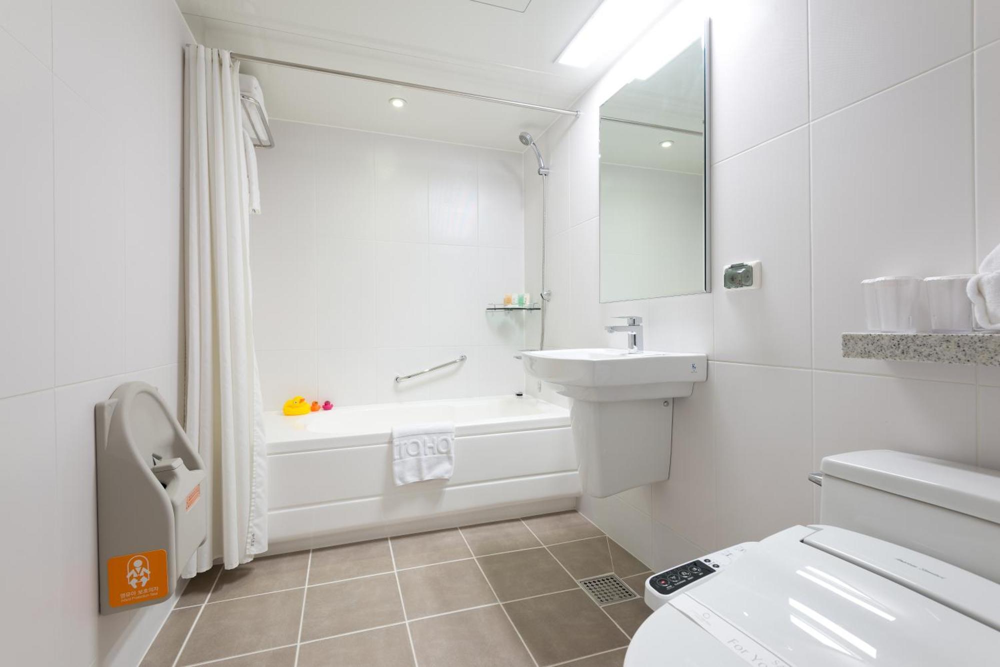 Family Suite (2 Adults + 2 Children) - Non-Smoking